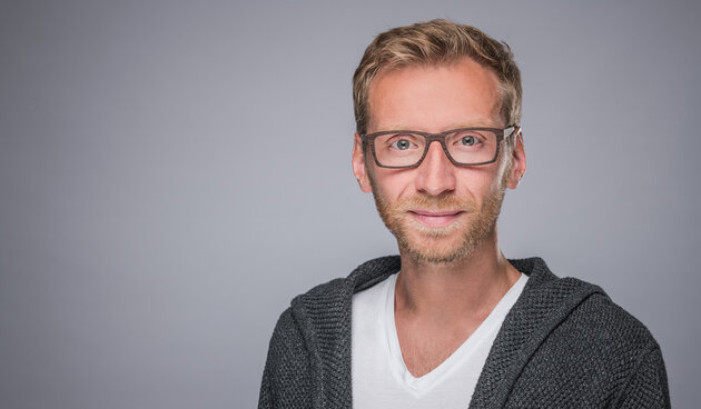 Dr. Andreas Lemke in front of a light background